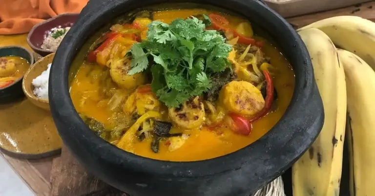 Foto da receita de Moqueca de banana-da-terra com farofa de abacaxi