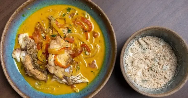 Foto da receita de Moqueca de corvina com farofa de castanhas
