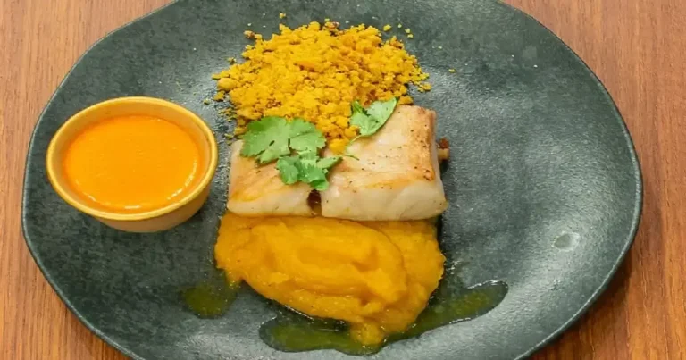 Foto da receita de Moqueca de pescada amarela com purê de moranga e farofa de biju