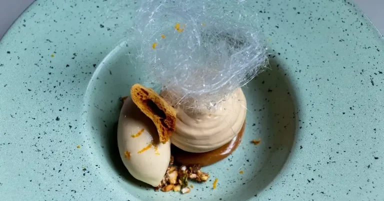 Foto da receita de Mousse de caramelo com calda de flor de laranjeira, brigadeiro de caramelo e gelato de caramelo