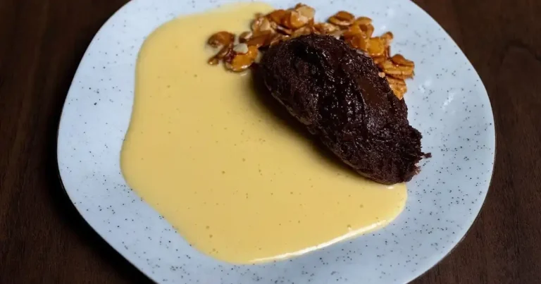 Foto da receita de Mousse de chocolate francês com creme inglês aromatizado com laranja e praliné de amêndoas