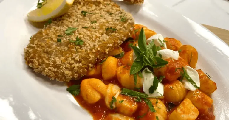 Foto da receita de Nhoque ao molho de tomate fresco e bisteca bovina empanada