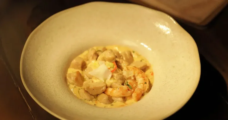 Foto da receita de Nhoque de banana com moqueca de camarão