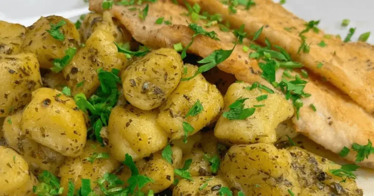 Foto da receita de Nhoque de mandioca na manteiga de ervas e filé de merluza