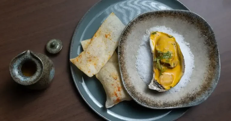 Foto da receita de Ostras com molho de moqueca e suflado de mandioca