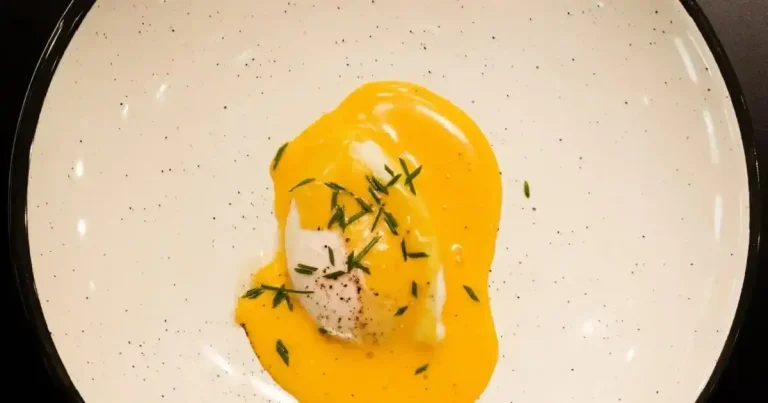 Foto da receita de Ovo pochê com molho holandês