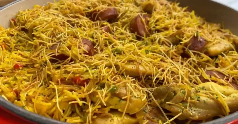 Foto da receita de Paella de cabelinho de anjo com frango e linguiça calabresa