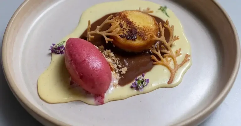 Foto da receita de Pain perdu de foie gras com namelak de shoyu e sorbet de jabuticaba e amora