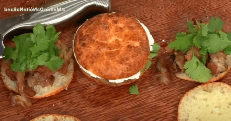 Foto da receita de Pão de queijo recheado com costelinha assada