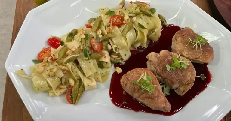 Foto da receita de Pappardelle com medalhão ao molho de frutas vermelhas