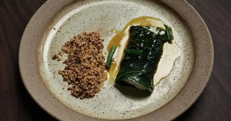 Foto da receita de Pargo na folha de couve com farofa de Uarini