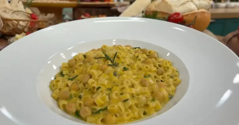 Foto da receita de Pasta com creme de grão-de-bico e legumes