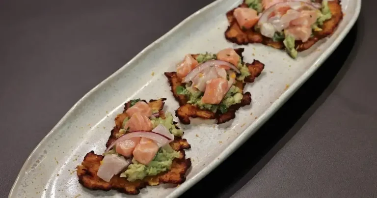 Foto da receita de Patacón de avocado e ceviche de salmão