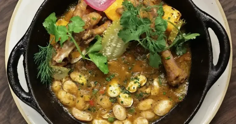 Foto da receita de Pé de Galinha com Fava no Jus e Picles de Maxixe