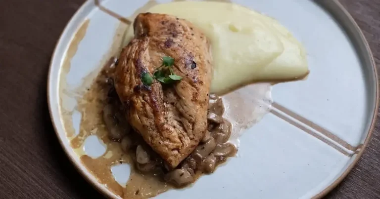 Foto da receita de Peito de frango com cogumelos flambados no conhaque e mousseline de batata