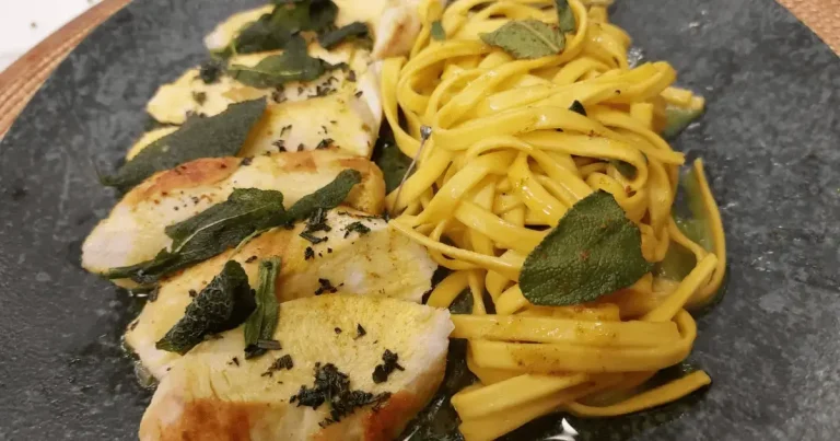 Foto da receita de Peito de frango com fettuccine na manteiga e sálvia