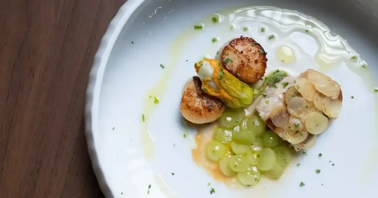 Foto da receita de Peixe com escamas de batata, vieiras e uvas verdes