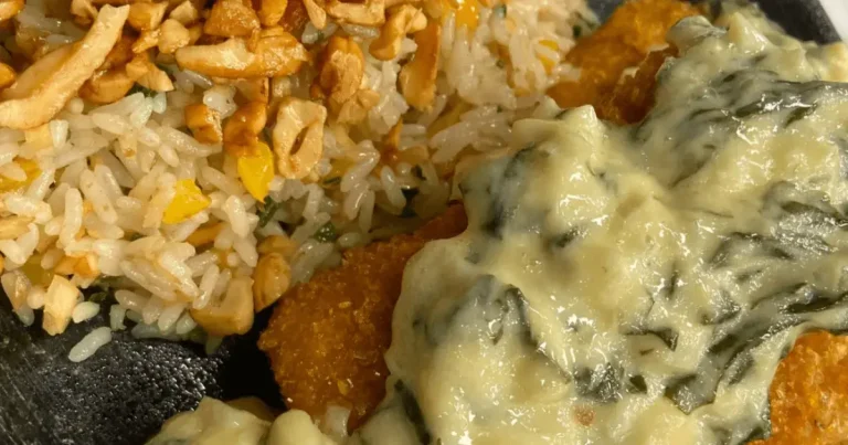 Foto da receita de Peixe crocante ao creme de espinafre e arroz com especiarias
