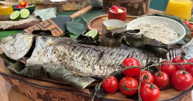 Foto da receita de Peixe moqueado na folha de bananeira com pirão de tucupi