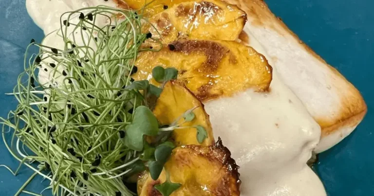 Foto da receita de Peixe-prego ao molho branco com banana caramelizada