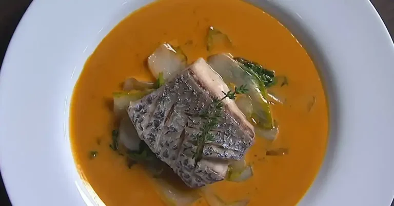 Foto da receita de Peixe robalo com molho americano e endívia salteada com ervas frescas
