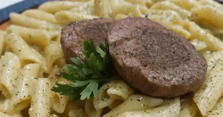 Foto da receita de Penne ao molho de gorgonzola com medalhão de filé-mignon