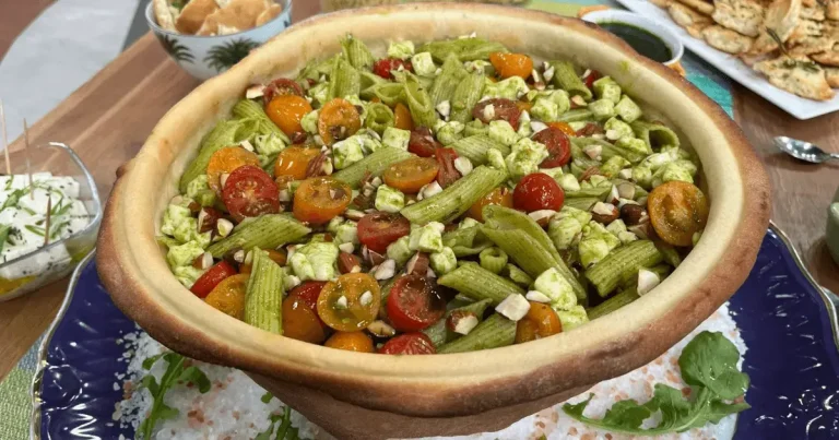 Foto da receita de Penne ao pesto com tomate, queijo branco, amêndoas e mel