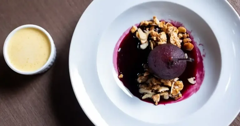 Foto da receita de Pera ao vinho com crocante de castanhas amanteigadas e creme inglês