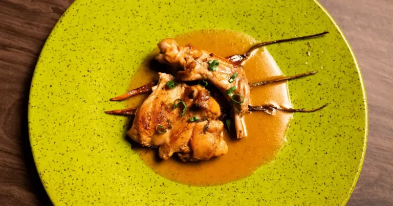 Foto da receita de Pernas de coelho com cenoura glaceada no vinho tinto