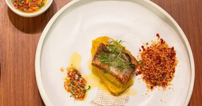 Foto da receita de Pescada com purê de banana-da-terra e farofa de chorizo ao molho campanha