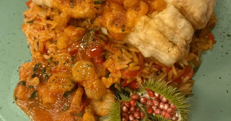 Foto da receita de Pescada empanada ao molho de camarão e arroz espanhol