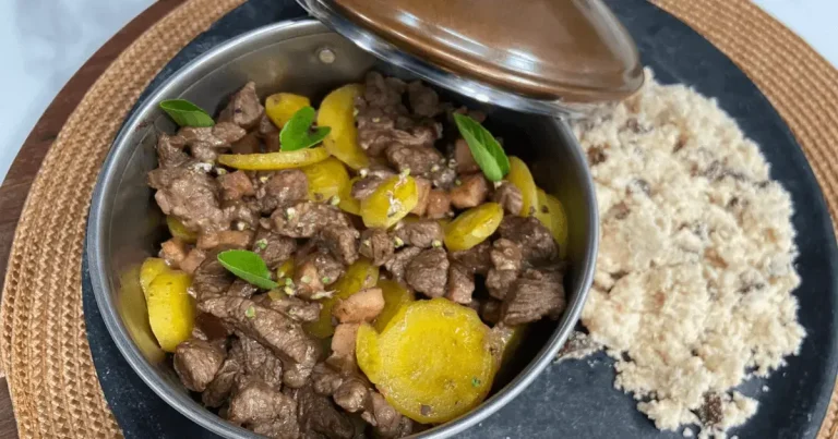 Foto da receita de Picadinho com farofa de bacon