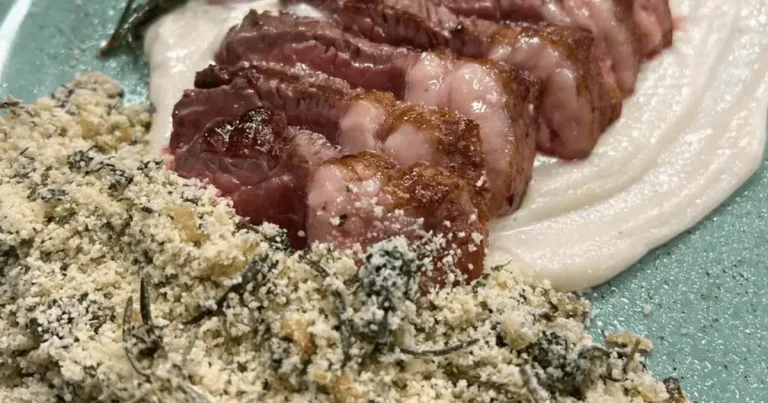 Foto da receita de Picanha ao molho cremoso de alho com farofa de ervas