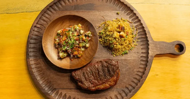 Foto da receita de Picanha com farofa de bacon e vinagrete de abacaxi