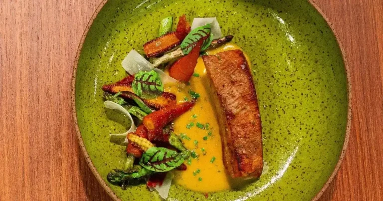 Foto da receita de Pirarucu com molho de abóbora e jardim de legumes