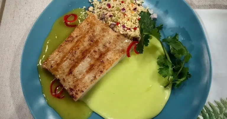 Foto da receita de Pirarucu com molho de tucupi, mousseline de alho-poró e chibé