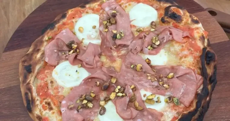 Foto da receita de Pizza de muçarela de búfala, mortadela, pistache e melaço
