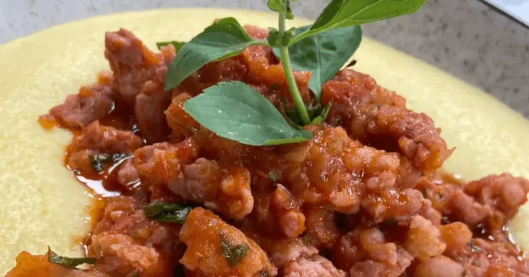 Foto da receita de Polenta ao molho de linguiça