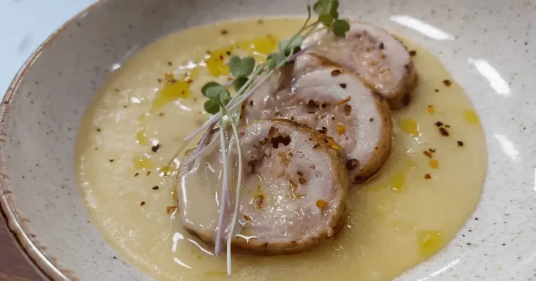 Foto da receita de Polenta cremosa com sobrecoxa recheada ao molho de cerveja