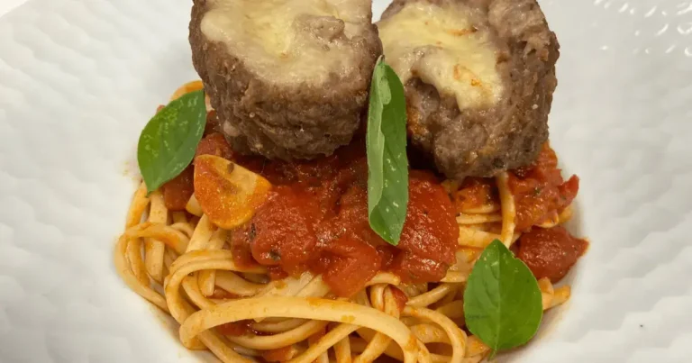Foto da receita de Polpetone com quatro queijos e linguine ao molho marinara