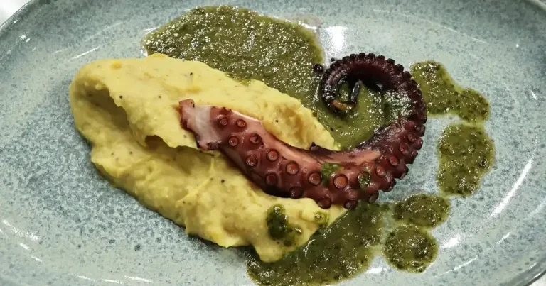 Foto da receita de Polvo com purê de banana-da-terra e gremolata