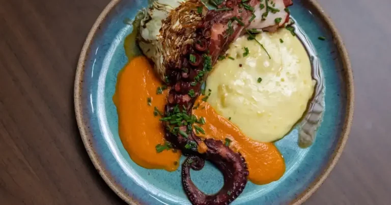 Foto da receita de Polvo na brasa com musseline de mandioca e molho romesco