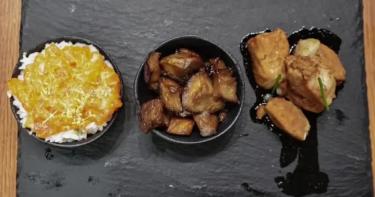 Foto da receita de Porco com teriyaki, berinjela no missô e baterá de salmão