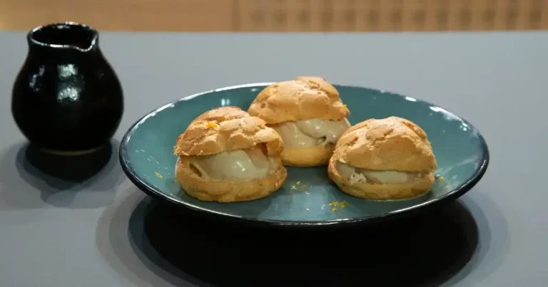 Foto da receita de Profiteroles de sorvete de café e calda de chocolate com laranja