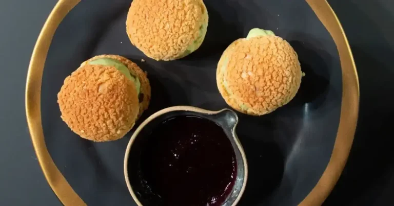 Foto da receita de Profiteroles de sorvete de matcha com calda de mirtilo