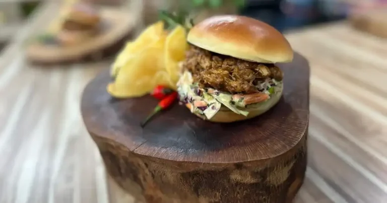 Foto da receita de Pulled pork no pão com coleslaw