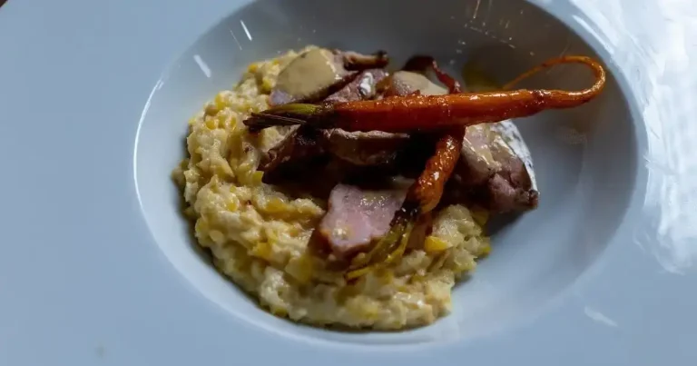 Foto da receita de Purê de milho tostado com suan suíno na manteiga de ervas, cenoura caramelizada no suco de laranja e molho de mostarda