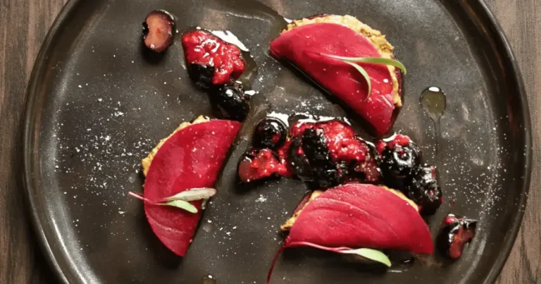 Foto da receita de Ravioli de beterraba com patê de fígado de boi e vinagrete de frutas vermelhas