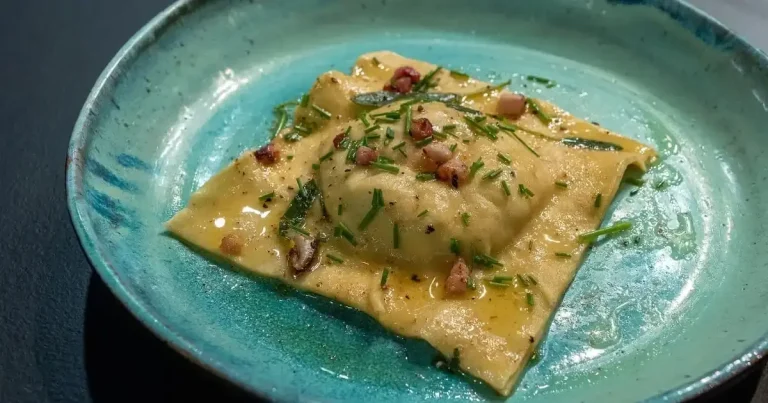 Foto da receita de Raviolone de gema com crocante de bacon