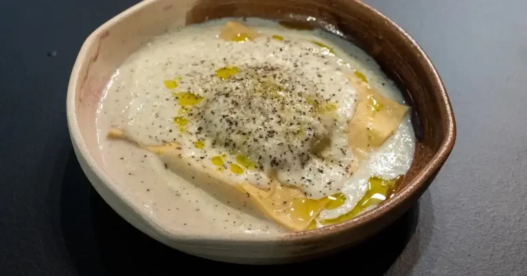Foto da receita de Raviolone de gema com fonduta de parmesão